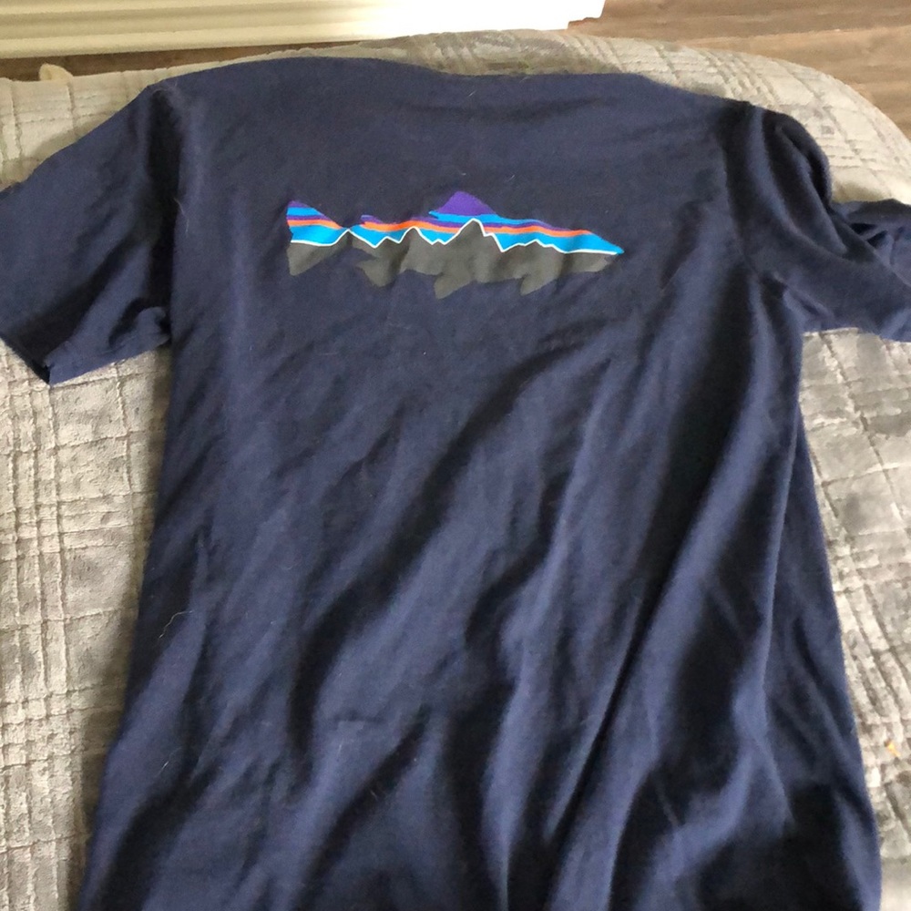 Unisex navy blue Patagonia shirt! Great condition!